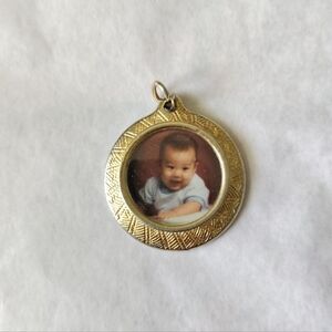Vintage Pendant Charm Medallion Circle Round Photo Keepsake Gold Tone